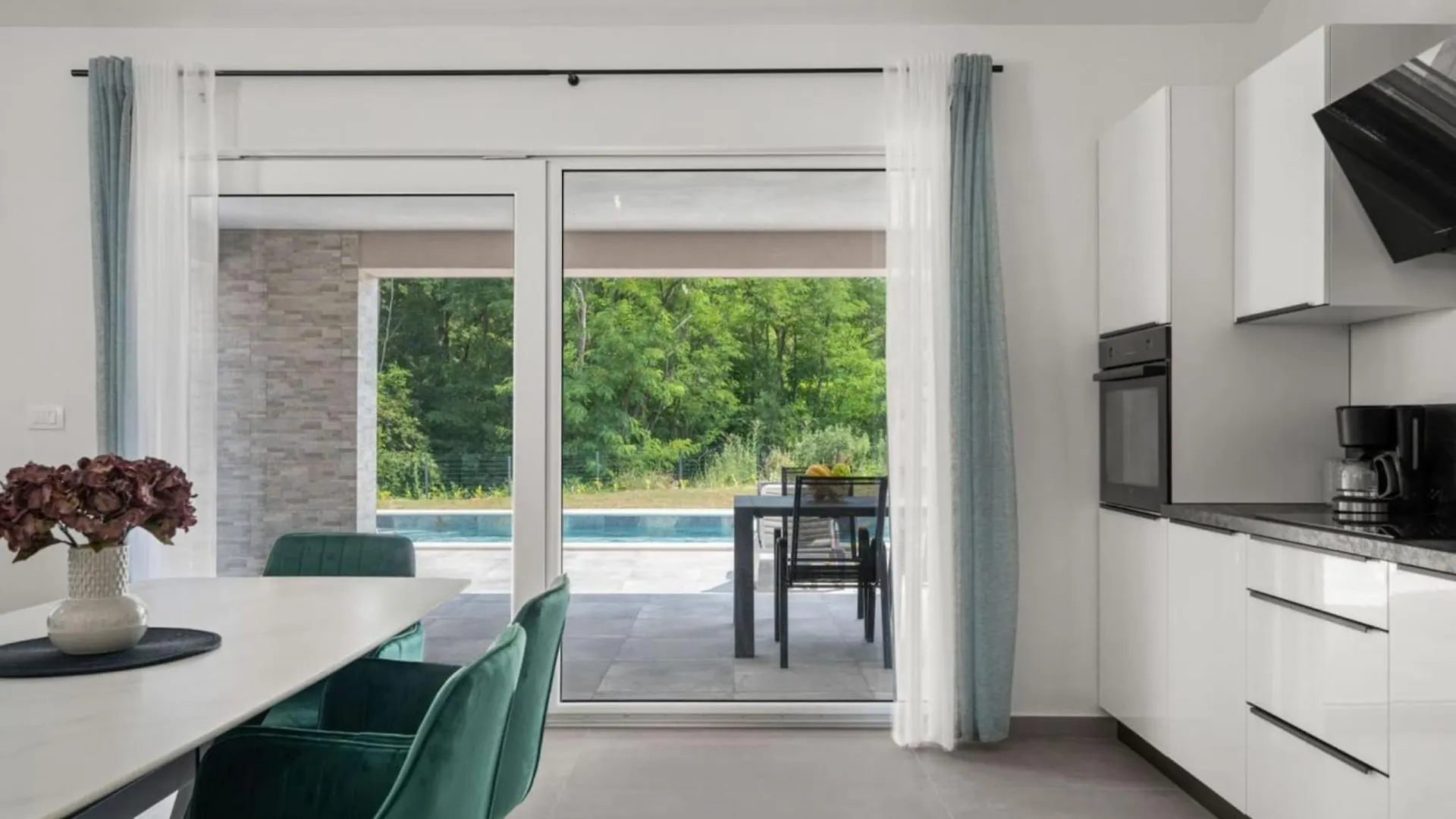 Three Bedroom Villa With Swimming Pool لابين
