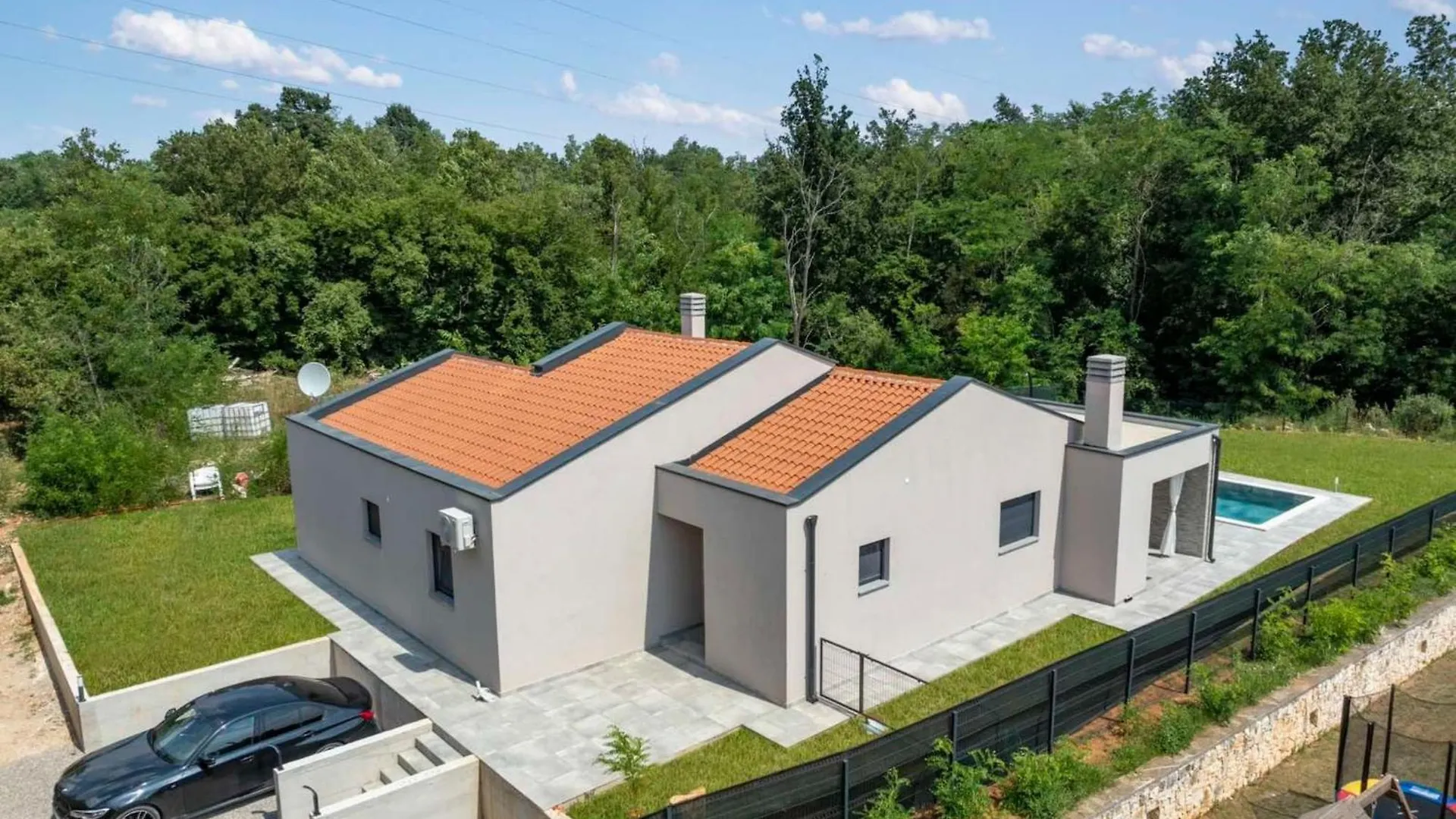 Three Bedroom Villa With Swimming Pool لابين